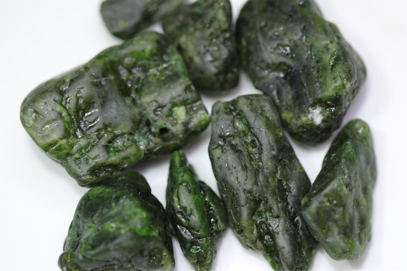 chrome diopside gemstone rough