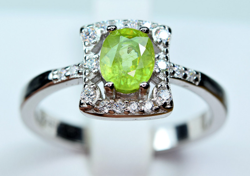 bague en pierre précieuse de sphène vert – propriétés curatives de la titanite