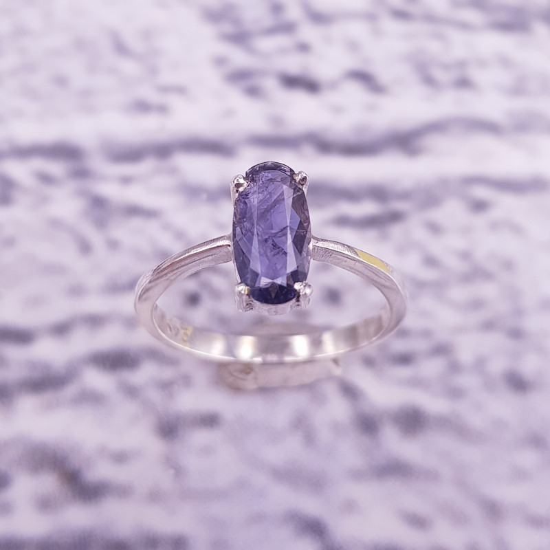 Anillo de piedra natal de Capricornio con piedra preciosa de iolita