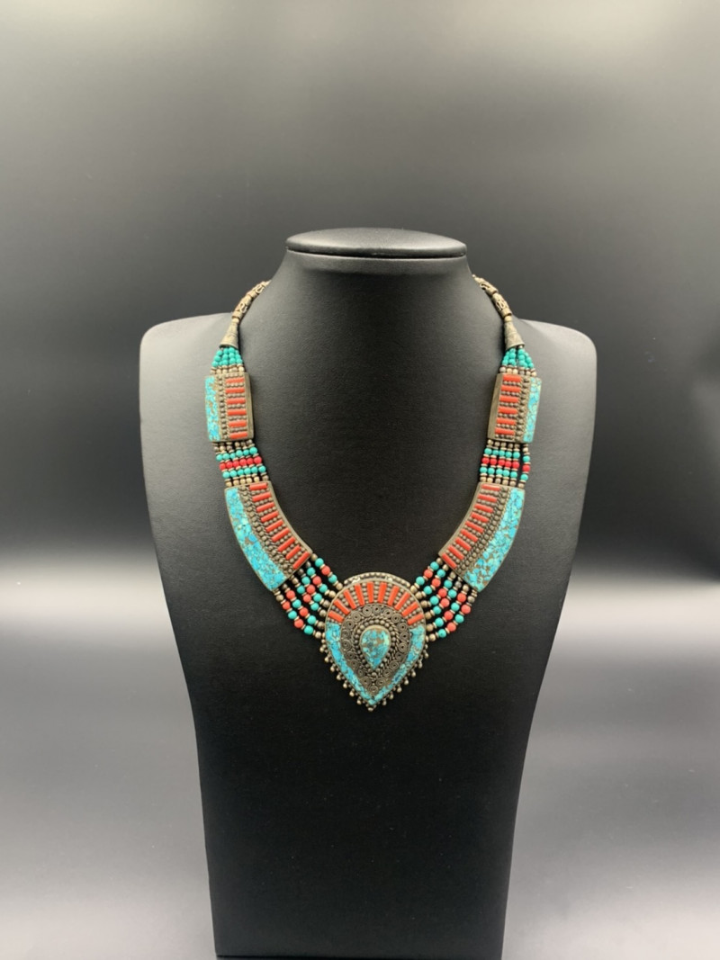 traditionele Nepalese turquoise edelsteen ketting met koraal