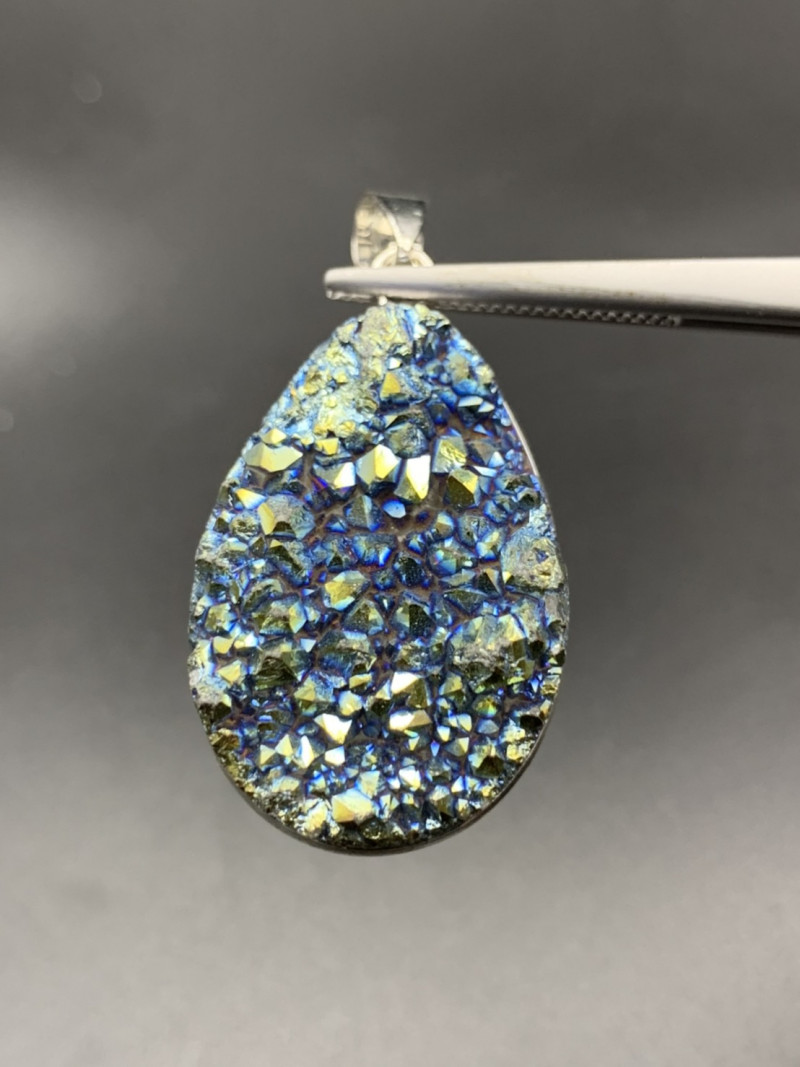 pendentif en pierre précieuse druzy en quartz aura