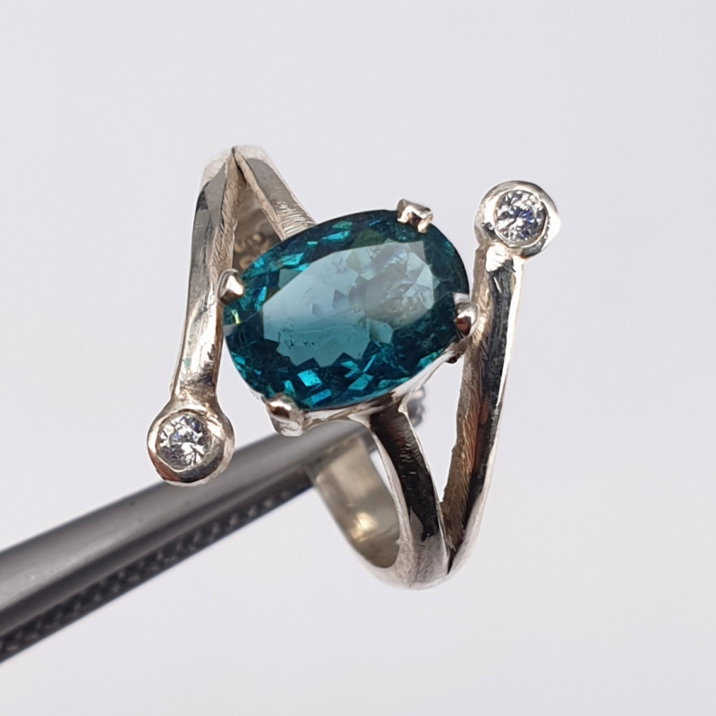 Abɔde mu Indicolite Tourmaline ne CZ Ring