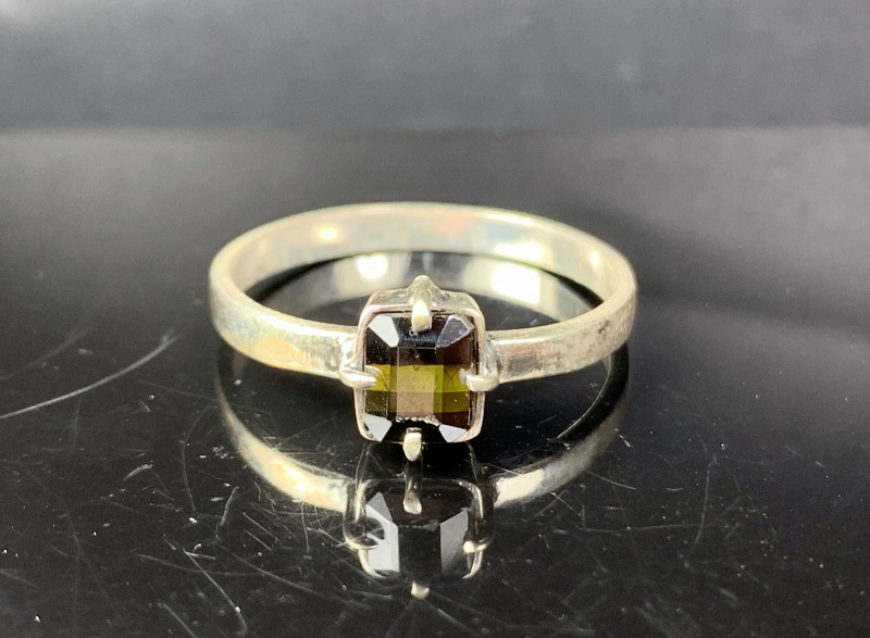 epidot dragi kamen faceted ring