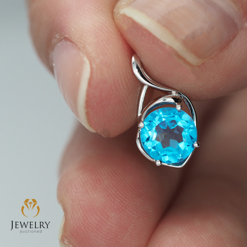 18 K White Gold Blue Topaz Pendant P11372