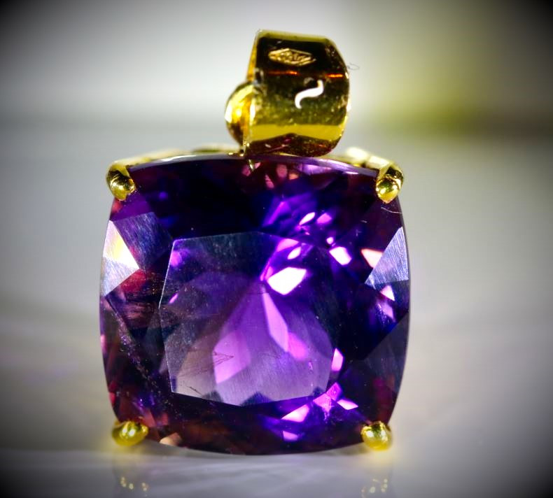 Amethyst 23.15ct Solid 18K Yellow Gold Pendant