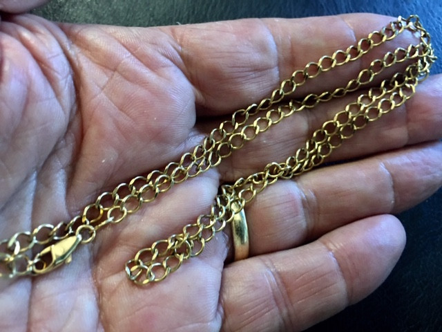 9 K CURB GOLD CHAIN, 50 CM LONG 6.8 