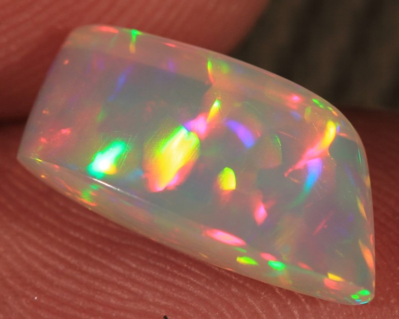 2.53CTBRILLIANT 5/5 WELO OPAL CABRAINBOW PRISM